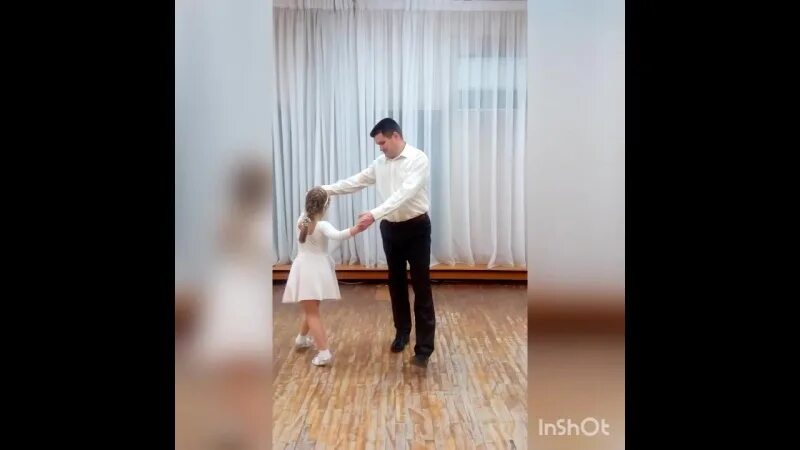 Дочка учит папу танцевать вальс. Танец сим папа полюбила. Где они с Максом танцевали вальс. Песенка потанцевать папе который двигается и. Видео танец папы