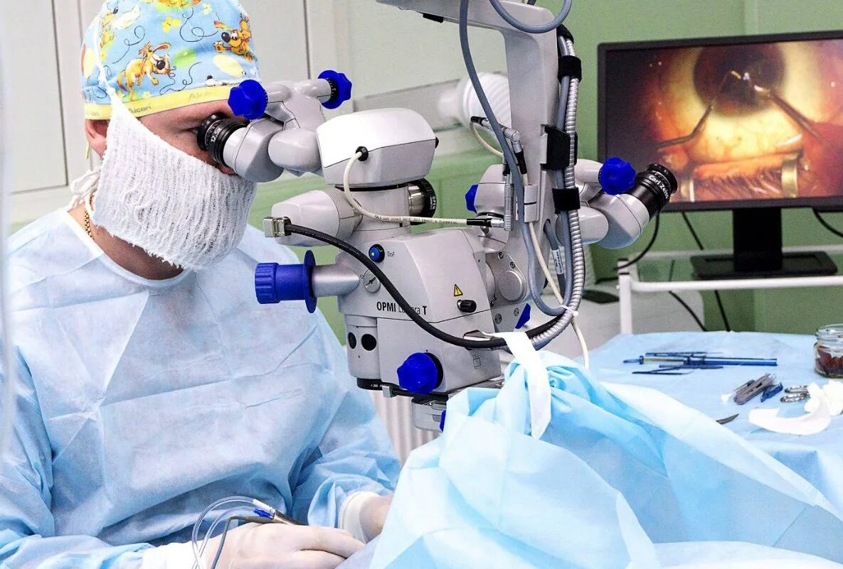 Катаракта операция в спб. Факоэмульсификация катаракты. Катаракта инструменты на операции. Первая а мире операция на катаракту. Операция по замене хрусталика Операционная.
