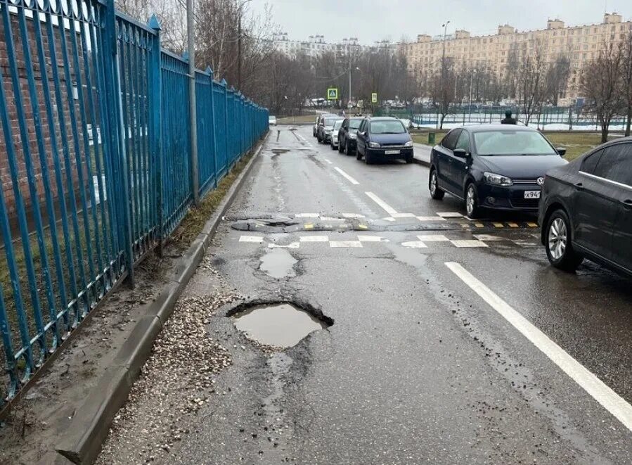 Москва дороги ямы. Ямы на дорогах москвы. Ямы во дворе. Яма москва. Плохие дороги.