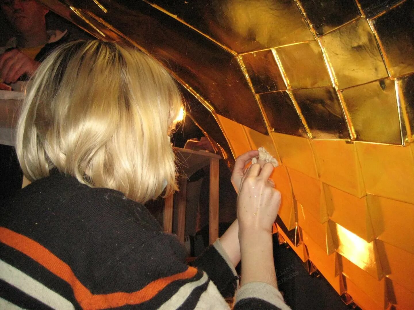 Позолоченные купола. Золочение куполов. Золочение куполов. Купол из меди. Сусальное золото купола.