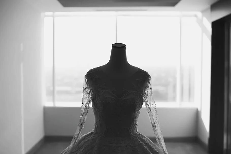 За окном белом платье. Платье на манекене. Модель невеста крупный план платье. Свадебное платье на манекене панорамный снимок. Белое платье на манекене.