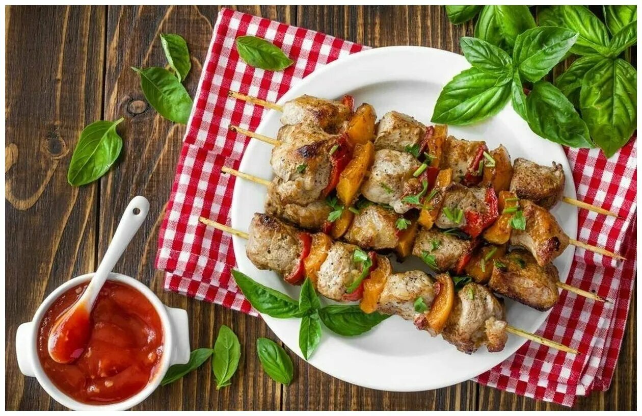 Шашлык домашний. Сочный шашлык. Свинина на шпажках в духовке. Противень для шашлыка. Шашлык на минералке.