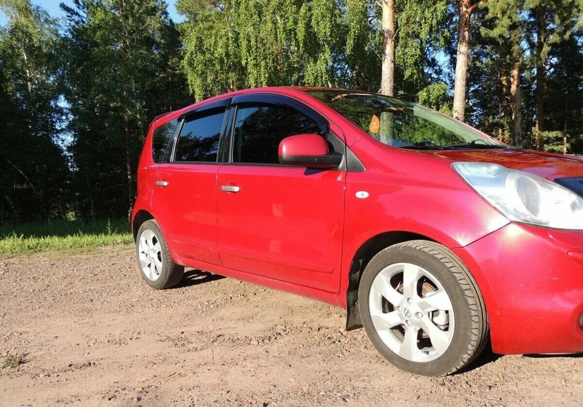 Авто с пробегом 300 тысяч рублей. Nissan Note красный 2008. Ниссан ноут красный. Ниссан ноут 2006 красная. Ниссан ноут 2009 красный.