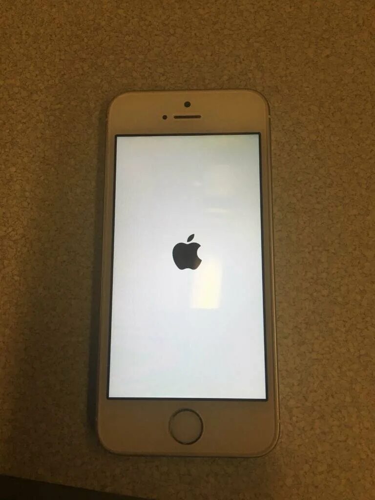 Почему на айфоне яблоко. 5s айфон iphone/restore. Айфон висит на яблоке. Айфон повис на яблоке. Айфон завис на яблоке.