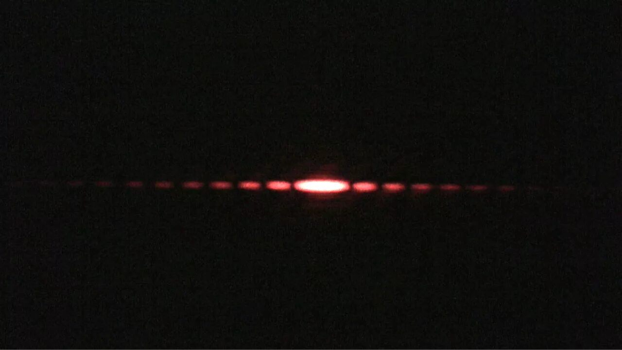 Узкая трещина. Дифракция света лазер. Дифракционная решетка лазер. Дифракция лазерного луча. Дифракционная картина от лазера.