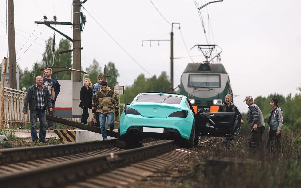 Время остановилось поезд. Автомобиль на железной дороге. Автомобиль на рельсах. Машина по рельсам. Машинки на рельсах.