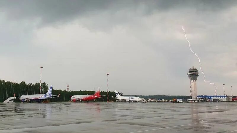 Прилетел на два дня. Потоп в Пулково. Пулково в дождь. Аэропорт Пулково дождь. Самолет в дождь.