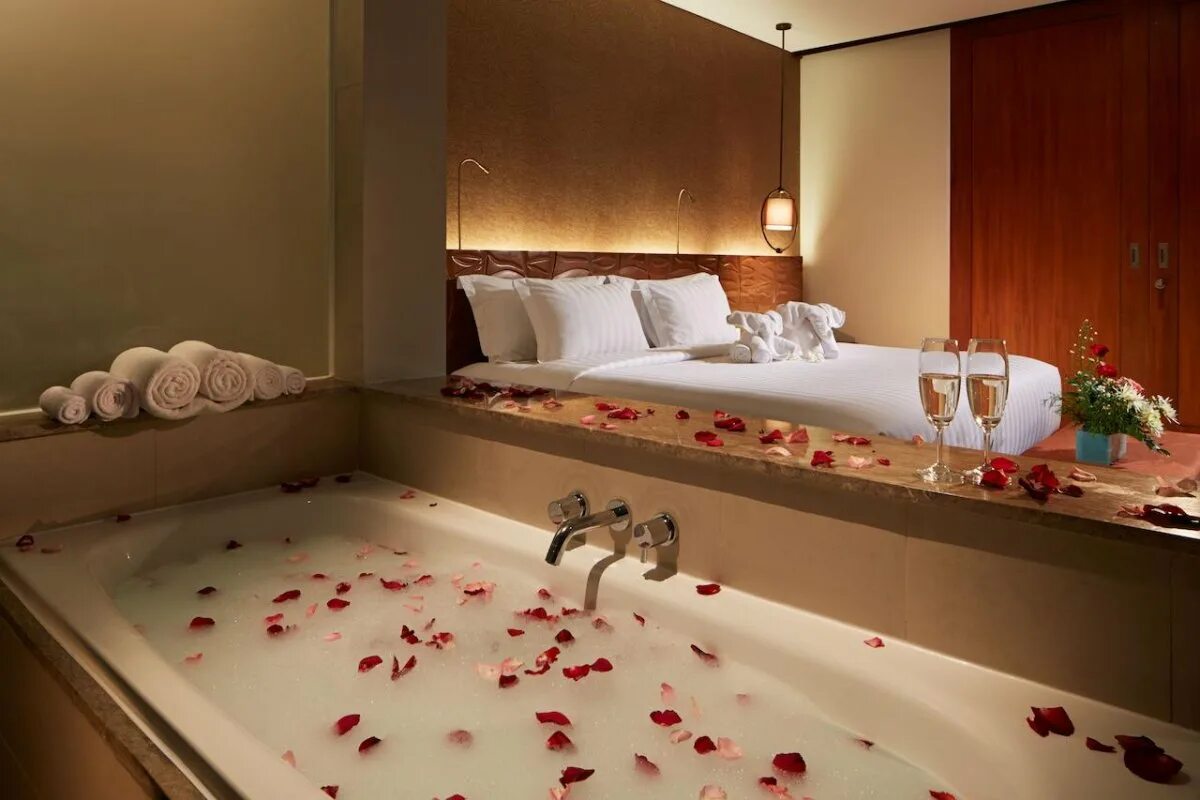 Романтичная постель. Sun Island Hotel & Spa Legian. Романтическая комната. Романтическая ванна для двоих. Романтическая обстановка в комнате.