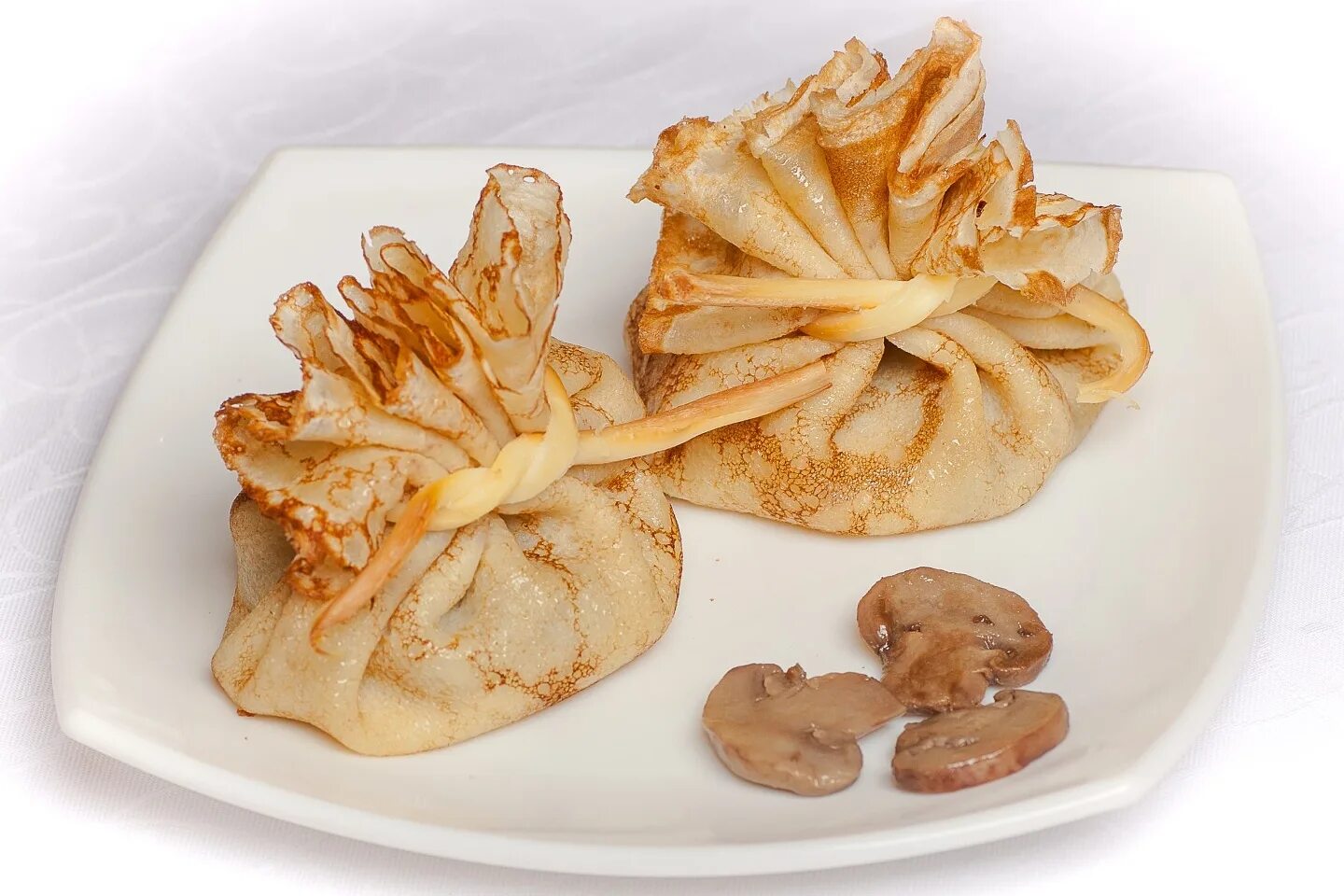 блины с жульеном рецепт. блины с жульеном рецепт. блины с жульеном рецепт. блинные мешочки с абрикосами. жульен в блинных мешочках.