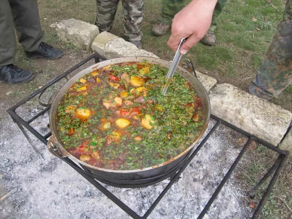 Шурпа из свинины на костре рецепт. Шурпа на мангале в казане. Казан чугунный Шурпа. Шурпа из баранины в казане. Шурпа из баранины в казане на костре.