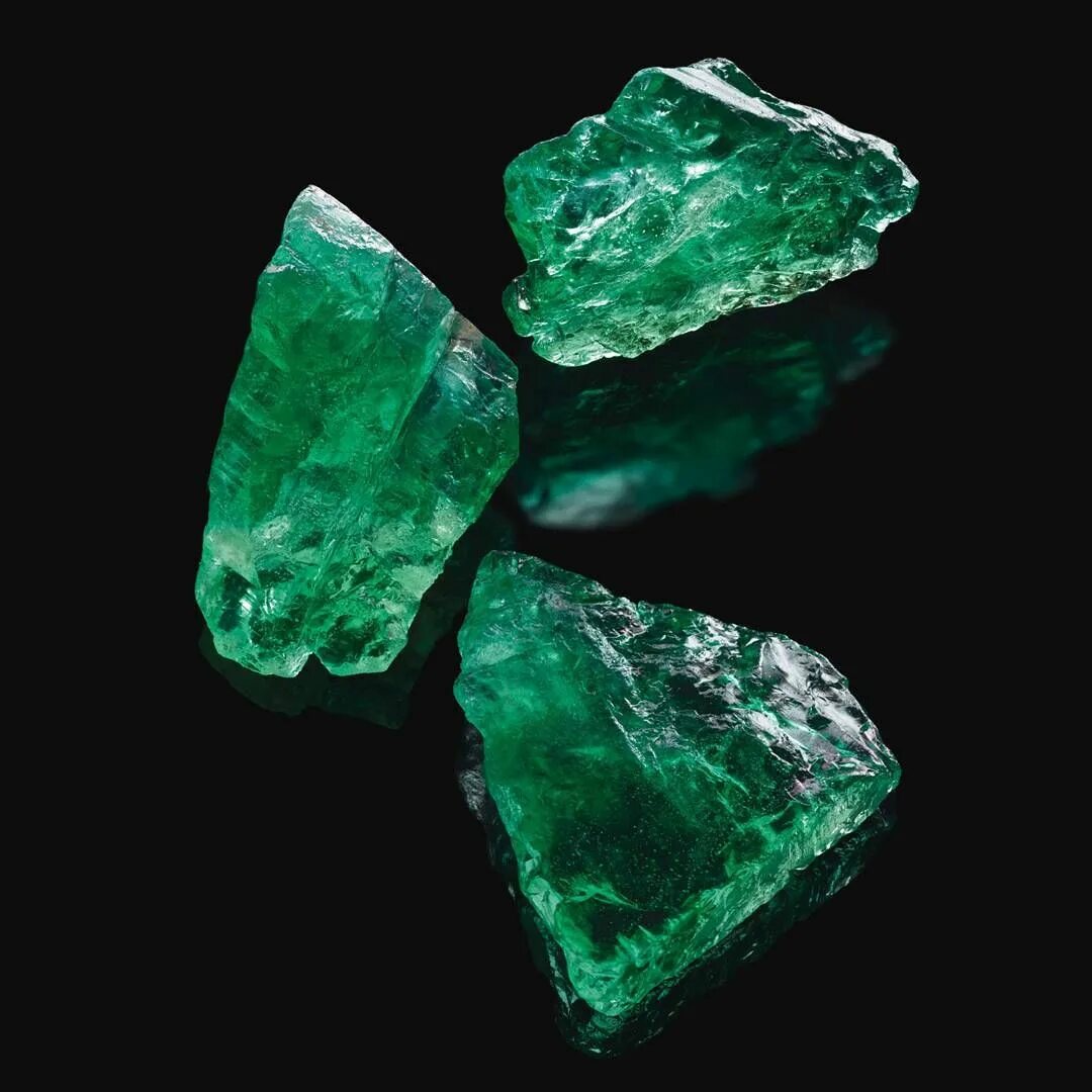 Покажи зеленый камень. Нефрит малахит изумруд. Камень хризолит александрит аквамарин. Хризопраз / минерал. Изумруд камень.