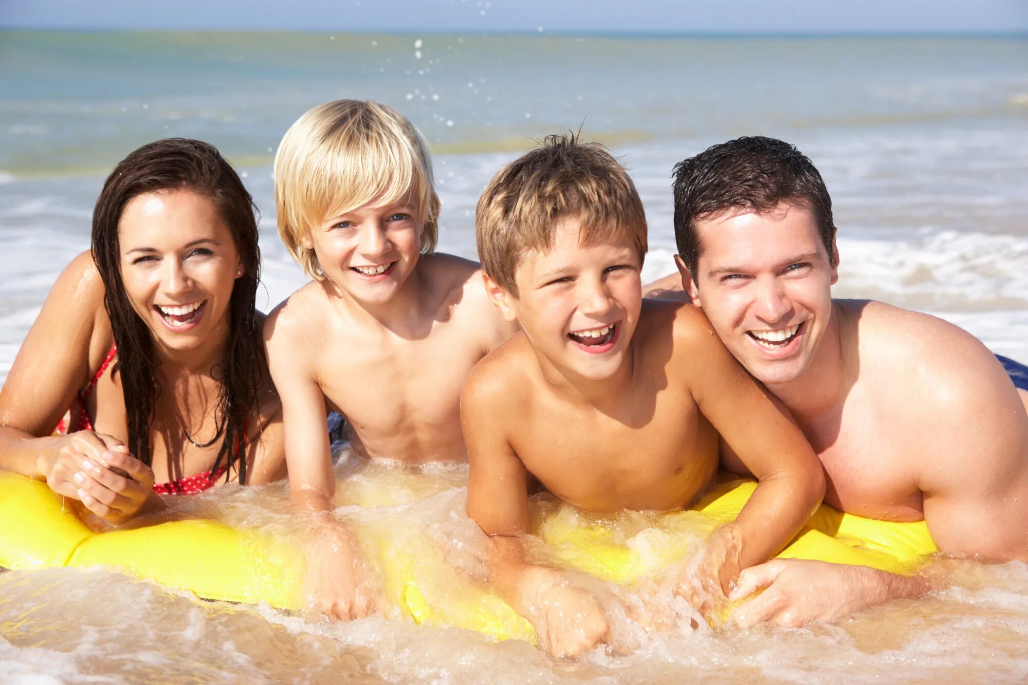 семейные натуралы. дети и взрослые купаются в море. семейные натуралы. семейный нудистский. семейные натуралы.