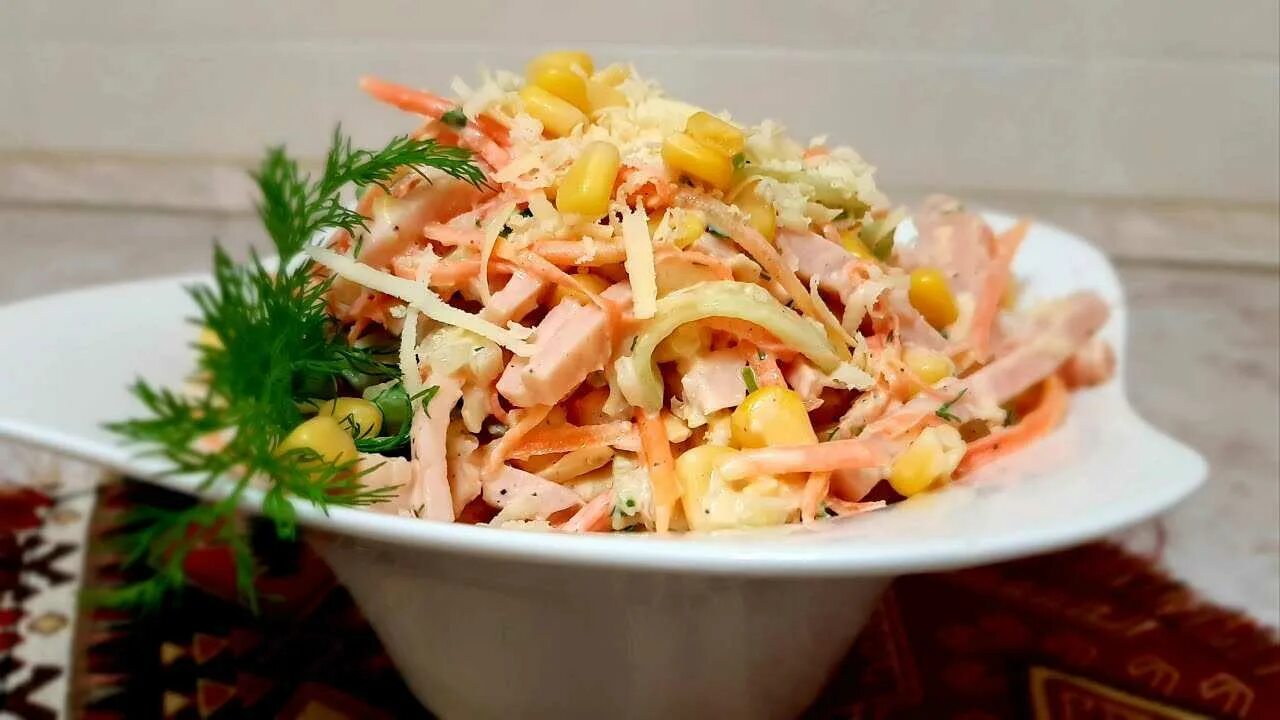 Салат морковка с копченой курицей рецепт. Салат "Венеция" с корейской морковью и копченой колбасой. Салат Венеция с корейской морковью. Салат Венеция с копченой курицей. Салат Венеция с корейской морковкой.