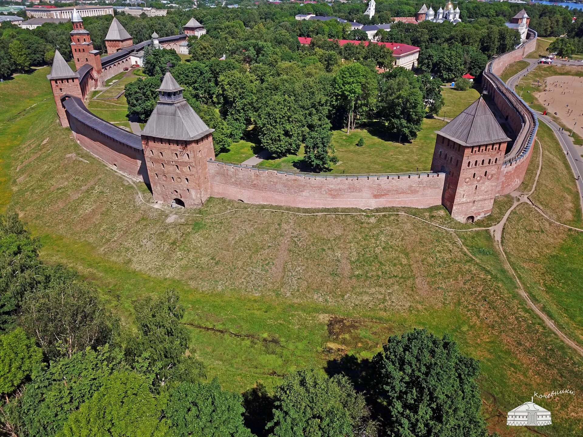 Новгородские древности. Новгородский Кремль (Новгородский Детинец). Кремль Детинец в Великом Новгороде. Великий Новгород крепость. Великий Новгород древний Детинец.