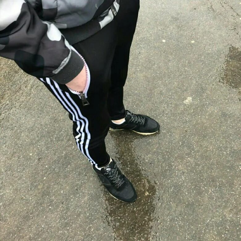 ОФФНИКИ В штанах адидас. Пацаны в спортивных штанах. Парень в adidas. Парни офники в спортивках. Песня адидасы пацаны