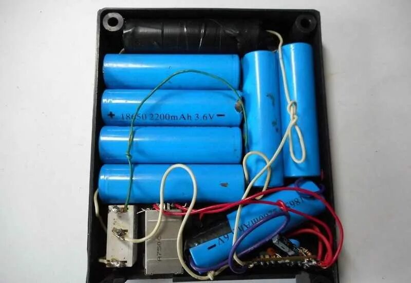 Корпус внешнего аккумулятора. Корпус power bank 18650. самодельный power bank 18650. power bank для аккумуляторов 18650. аккумуляторные батареи в повербанке.