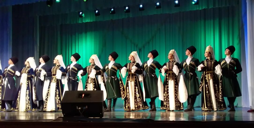 Файзи оли. Ансамбль народного танца имени гаскарова. Ансамбль файзи гаскарова. Академический ансамбль народного танца имени файзи гаскарова. Танцы ансамбля файзи гаскарова.