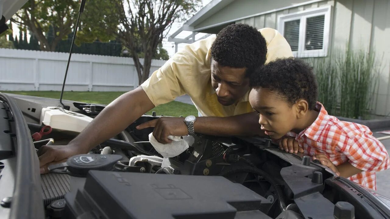 My father can fix his own car. Father and son repair car. фотография машина free dad. папа с сыном ремонтируют машину. отец чарли чинит машины.