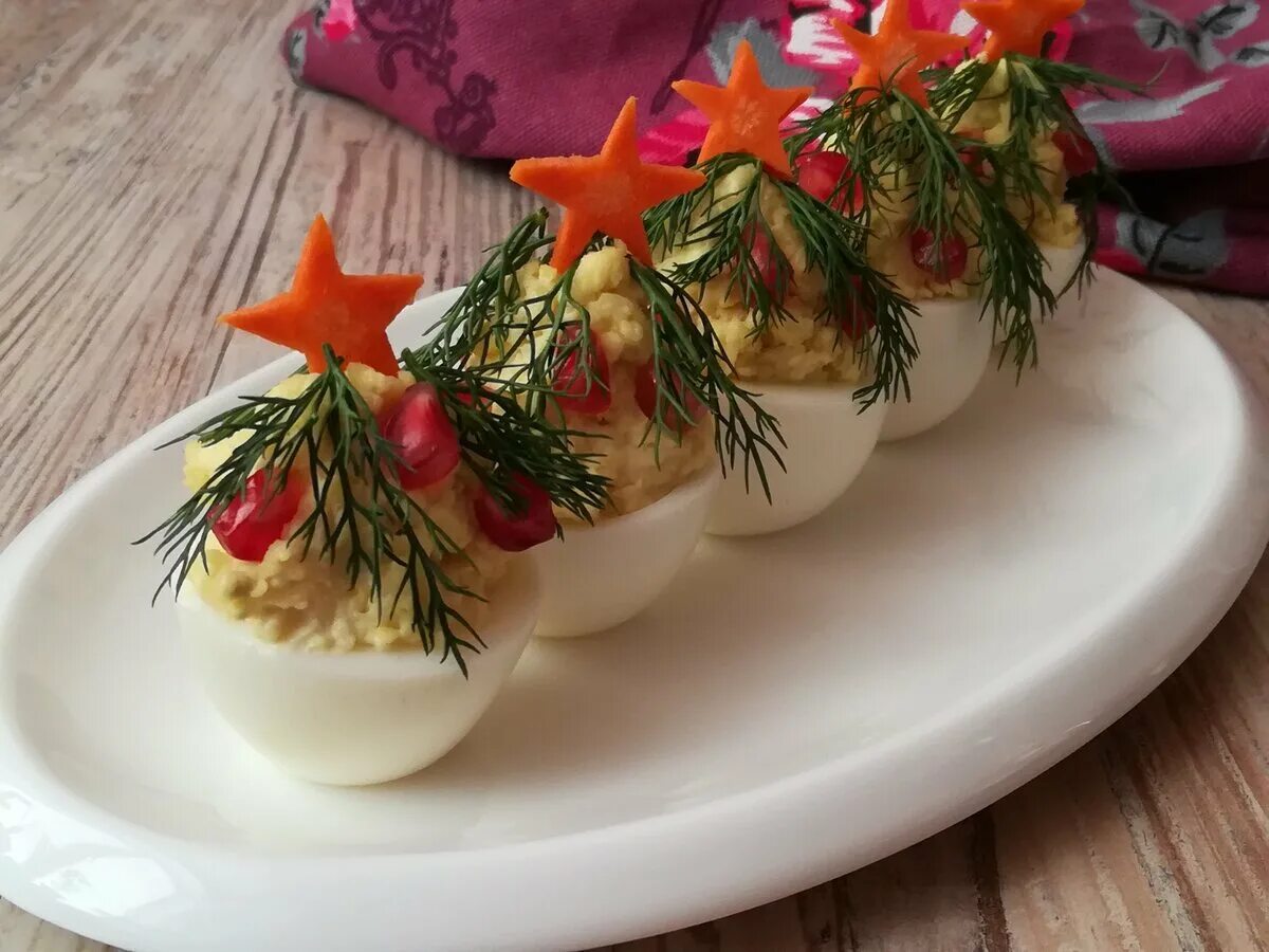 Украшение закусок на новый год. Закуска елочка. Крабовый салат "рождественский венок". Новогодняя сервировка салатов. Новогодние закуски.