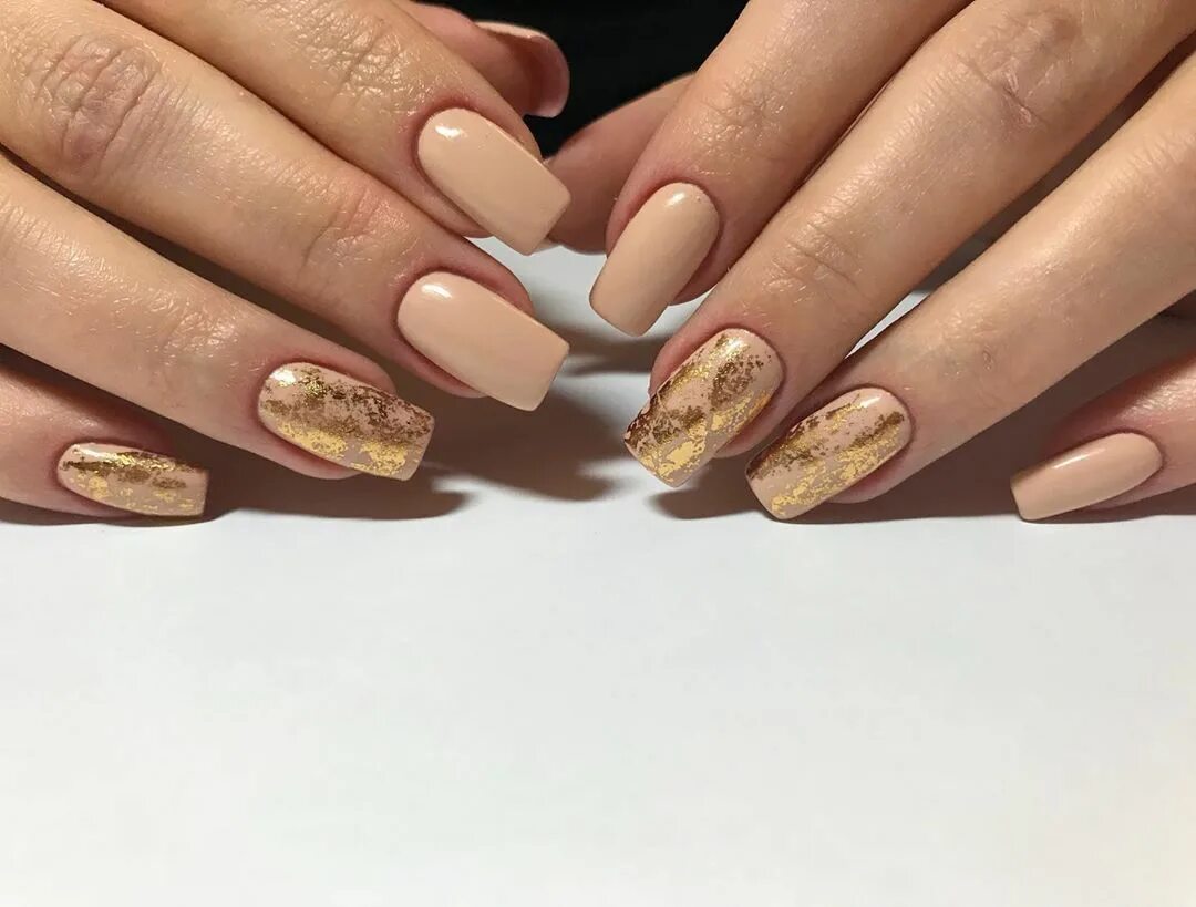 бежево золотистый маникюр. бежево золотистый маникюр. бежевый маникюр. ногти бежевые с золотым. маникюр в бежево золотистых тонах.
