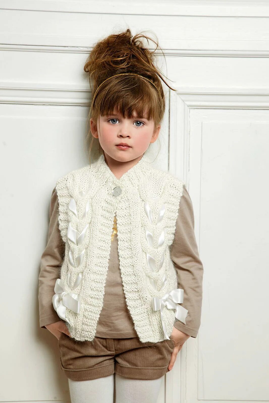 Жилет паприка елены нодель. Жилет алхимик елена нодель. Жилетка связанная для девочки. Вязаная жилетка для девочки. Жилет паприка елены нодель.