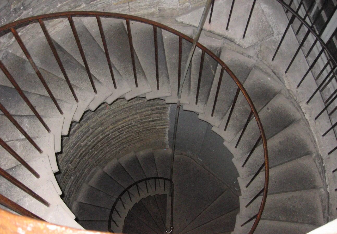 колоннада исаакиевского собора ступени. исаакиевский собор винтовая лестница.