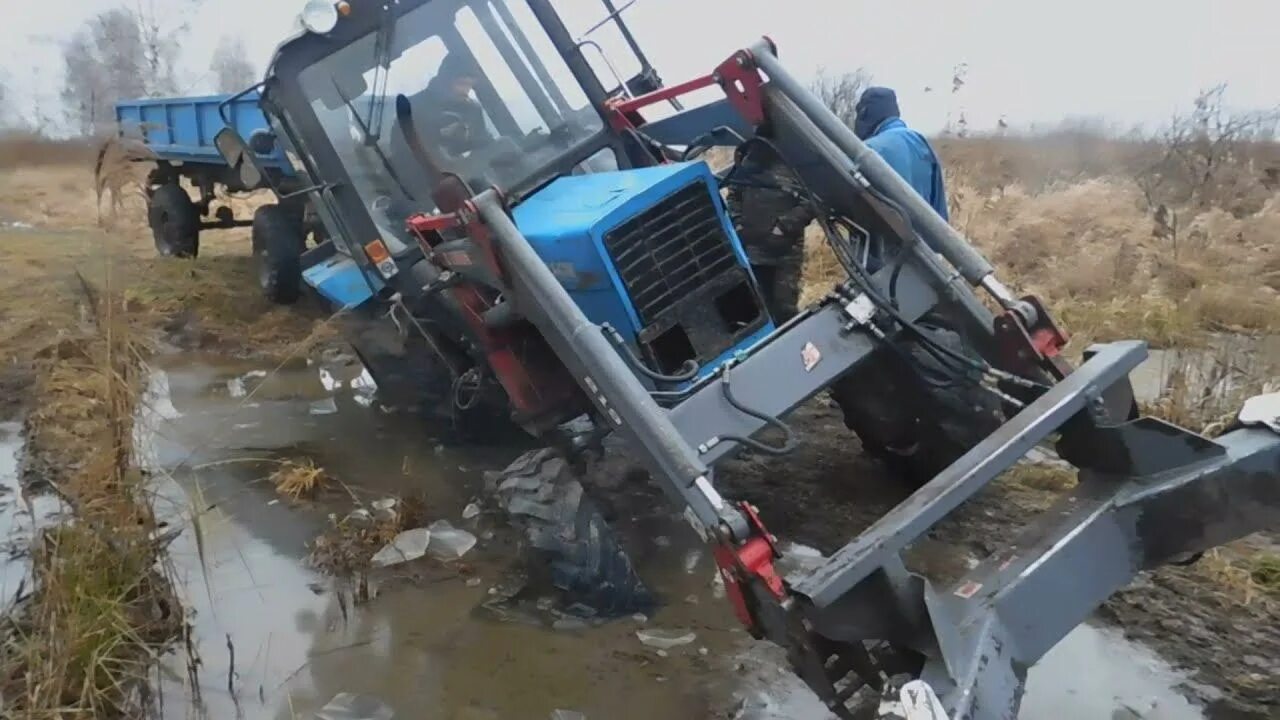 Завалиться набок. Трактор для болота. Трактор застрял в болоте. Вытаскиваем трактор из болота. Трактор МТЗ 910.