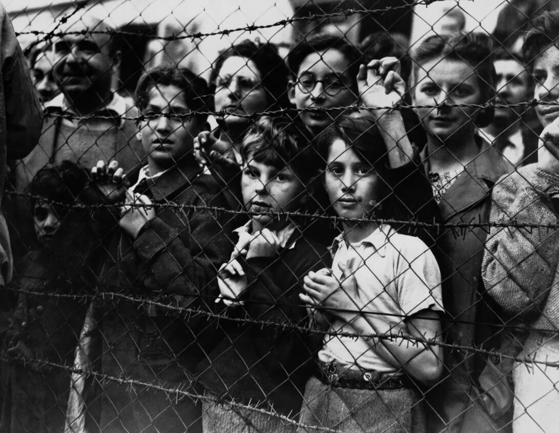 Геноцид что. Лагерь Аушвиц и память жертв Холокоста. Дети концлагерей...узники Освенцима…. Концентрационные лагеря второй мировой войны. Освенцим концлагерь узники.