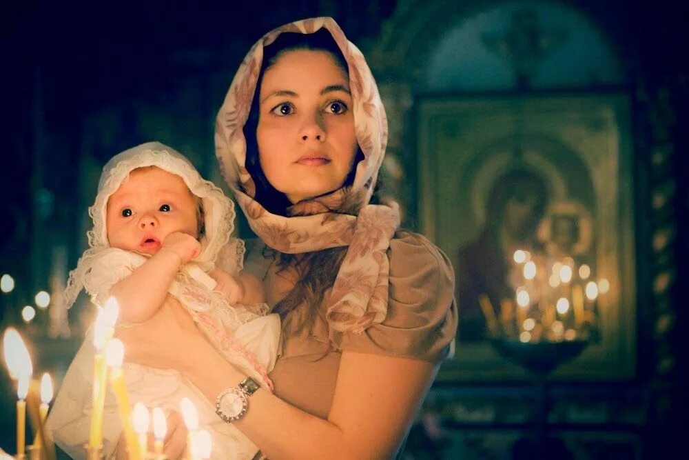 Мама с ребенком в храме. Платье для крестной мамы на крестины. Православная мама книга. Мать прижимает ребенка к себе. Православная мама с ребенком.