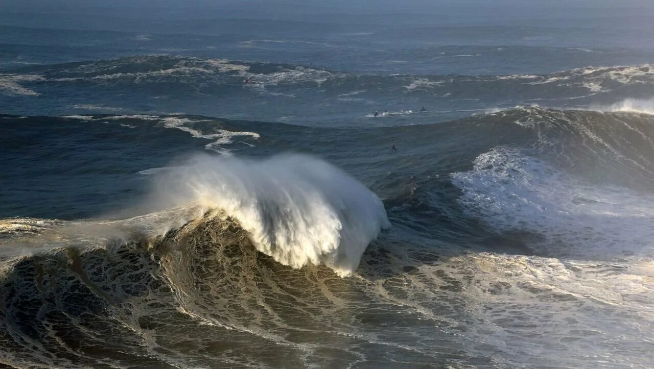 Какие сейчас волны. Португалия океан Назаре. Тихий океан Торнадо ЦУНАМИ. Назаре Португалия волны. ЦУНАМИ В Португалии.