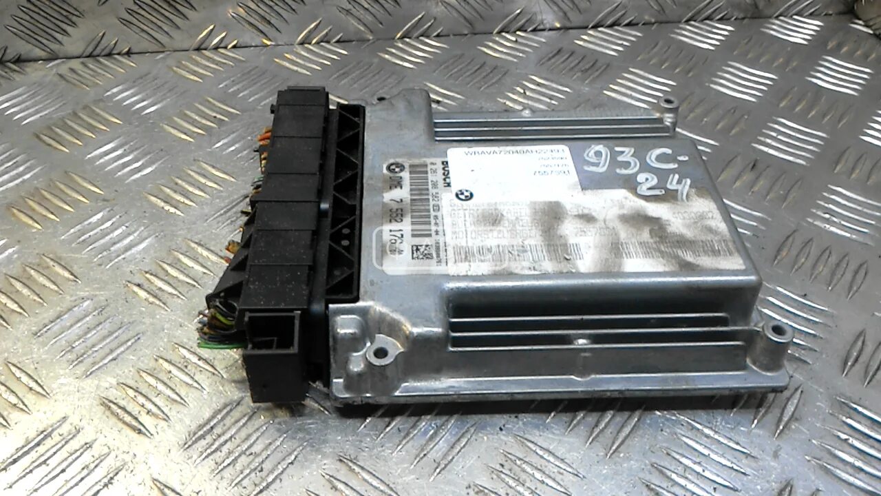 Блок управления бмв 3. 0261200522 распиновка. Блок управления двигателем (двс) bmw 3 e46. Блок 551. Где находится блок управления двигателем на бмв е46.