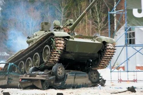 Танк на дороге. Русский танк едет по машинам. Т-64бв. Т-72 со шноркелем. Т-54/55.