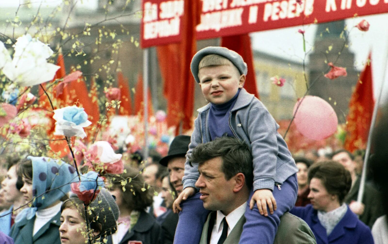 Фото 1 мая ссср. Демонстрация 1 мая в СССР. Демонстрация трудящихся 1 мая СССР. 1 Мая демонстрация СССР дети. 1 Мая шествие СССР.