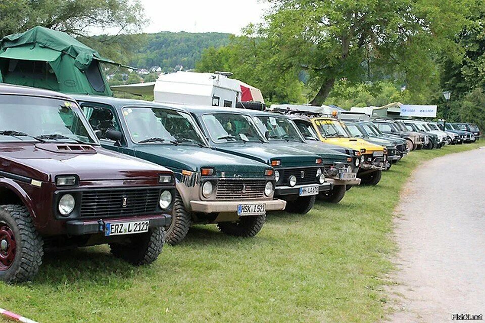 Российские автомобили в европе. Российские автомобили в европе. Российские автомобили в европе. Стоянки непроданных автомобилей. Российские автомобили в европе.
