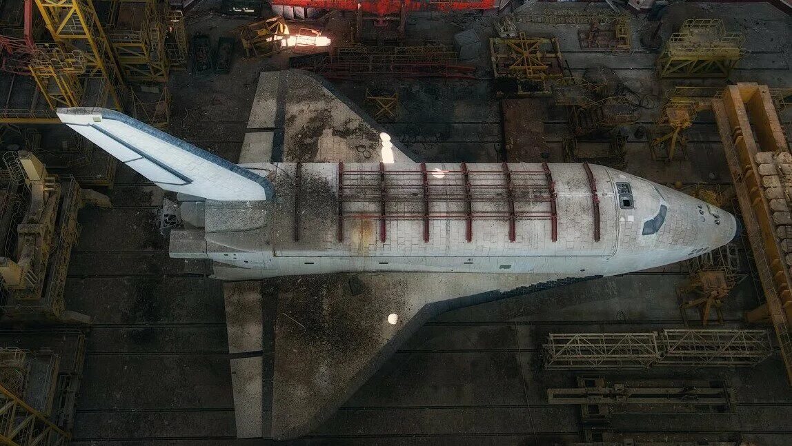 Буран нашли. Шаттл буран байконур. буран 1.02 ангар. буран космический корабль байконур.