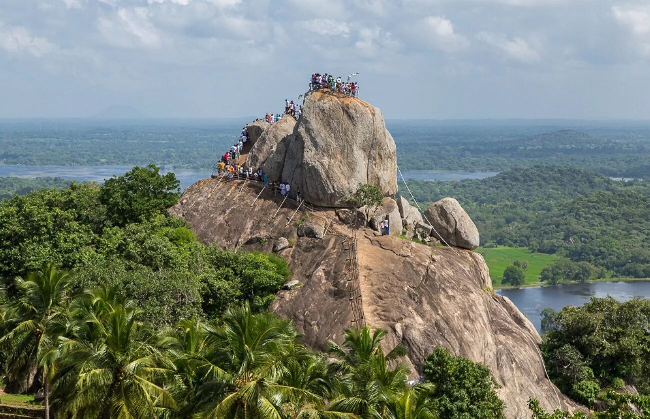 Пик горы Сигирия Шри Ланка. На Шри-Ланке гора Пидуруталагала. Гора Данигала Шри Ланка. Пик Адама Шри-Ланка. Шри ланка 20
