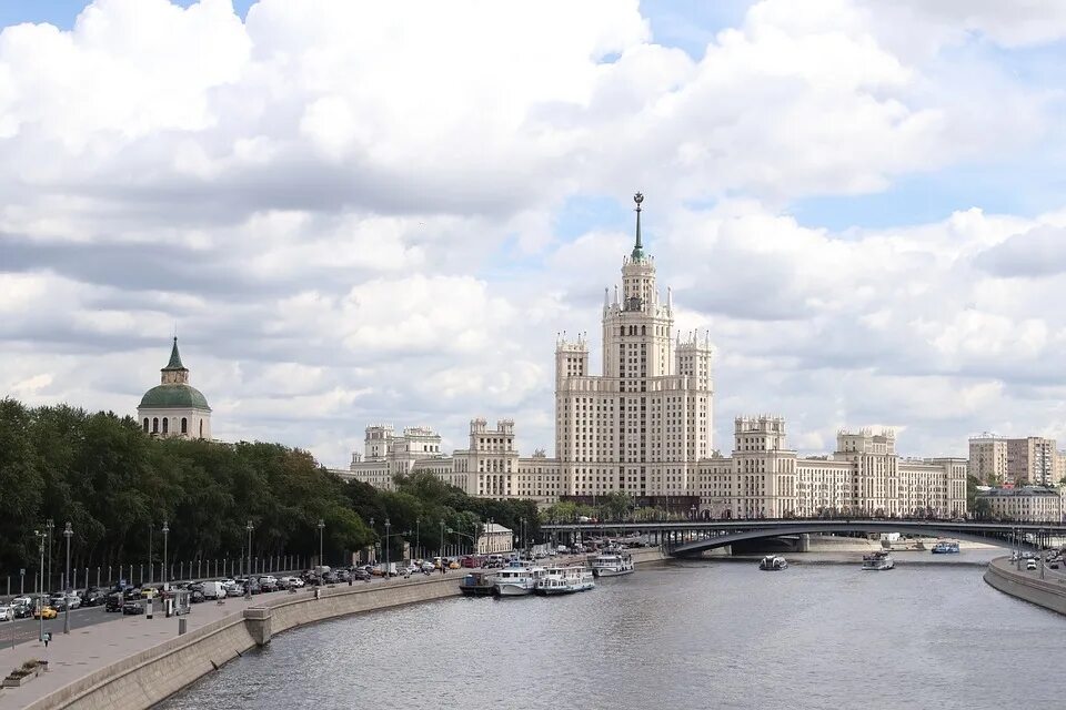 Сталинская высотка в Зарядье. Москва высотка на Котельнической набережной. Реки Москвы. Кораблик по Москве реке Radisson. Реки москвы 2 класс