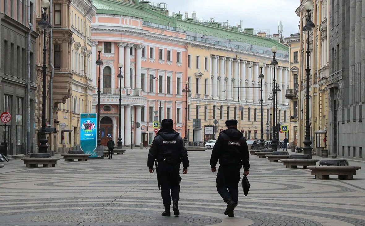 Питер 20 мая. Пустынные улицы Питера. Санкт-Петербург люди. Люди на улицах Санкт-Петербурга. Жители Петербурга.