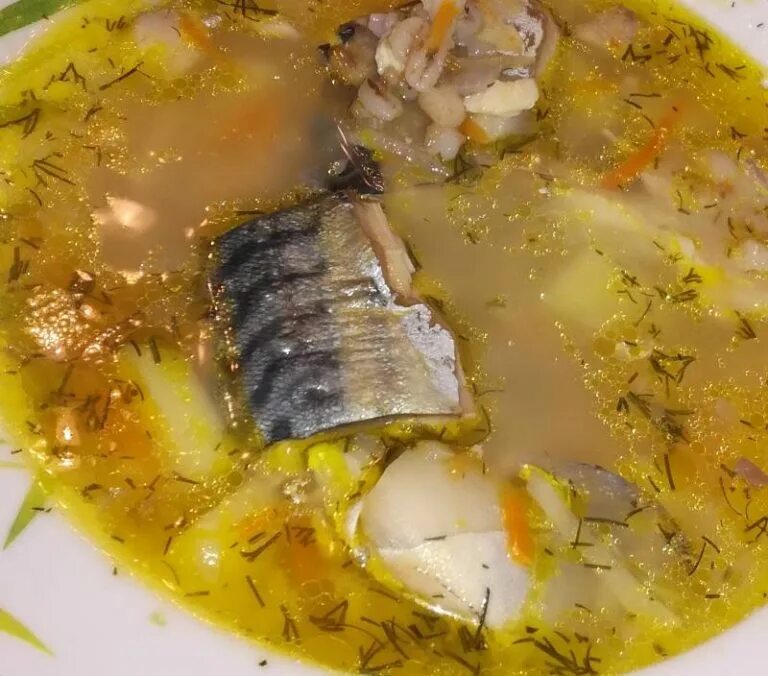 Приготовление супа из скумбрии. Уха из скумбрии свежемороженой. уха со скумбрией свежемороженой. суп с консервой рыбной скумбрия. уха из скумбрии.