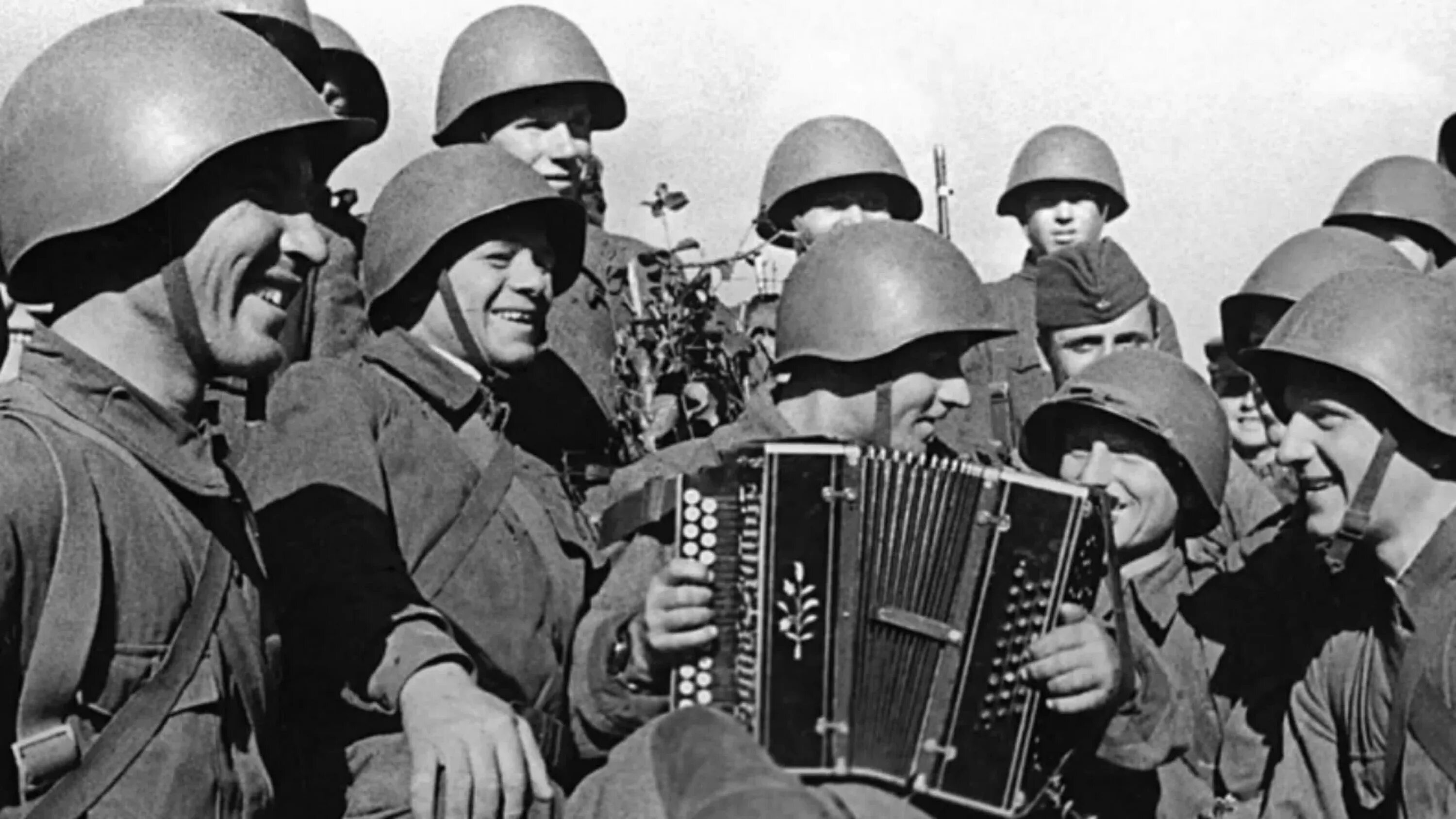 Исполнение песен военных лет слушать. Советские солдаты поют. Солдат с гармошкой. Советский солдат на фронте. Гармошка на фронте.