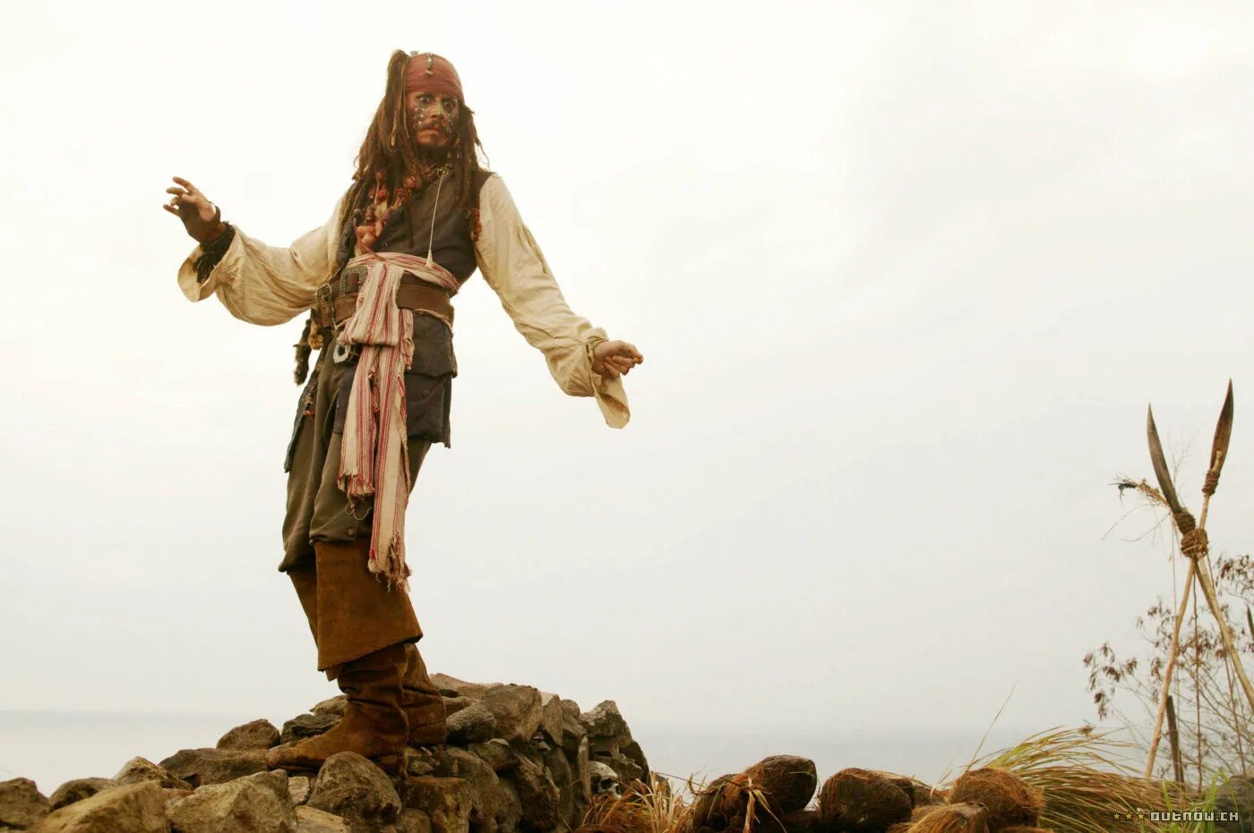 Походка джека воробья гиф. Пираты карибского моря джек воробей бежит. Капитан джек воробей. Походка джека воробья. Капитан джек воробей убегает.