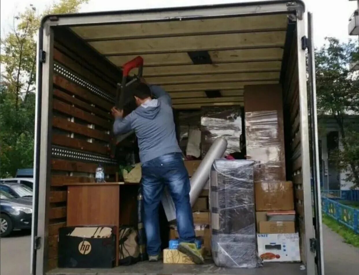 газель с грузчиками. грузоперевозки спринтер грузчики. перевезти вещи газель. газель для перевозки вещей. мышана для перевозки мебели.