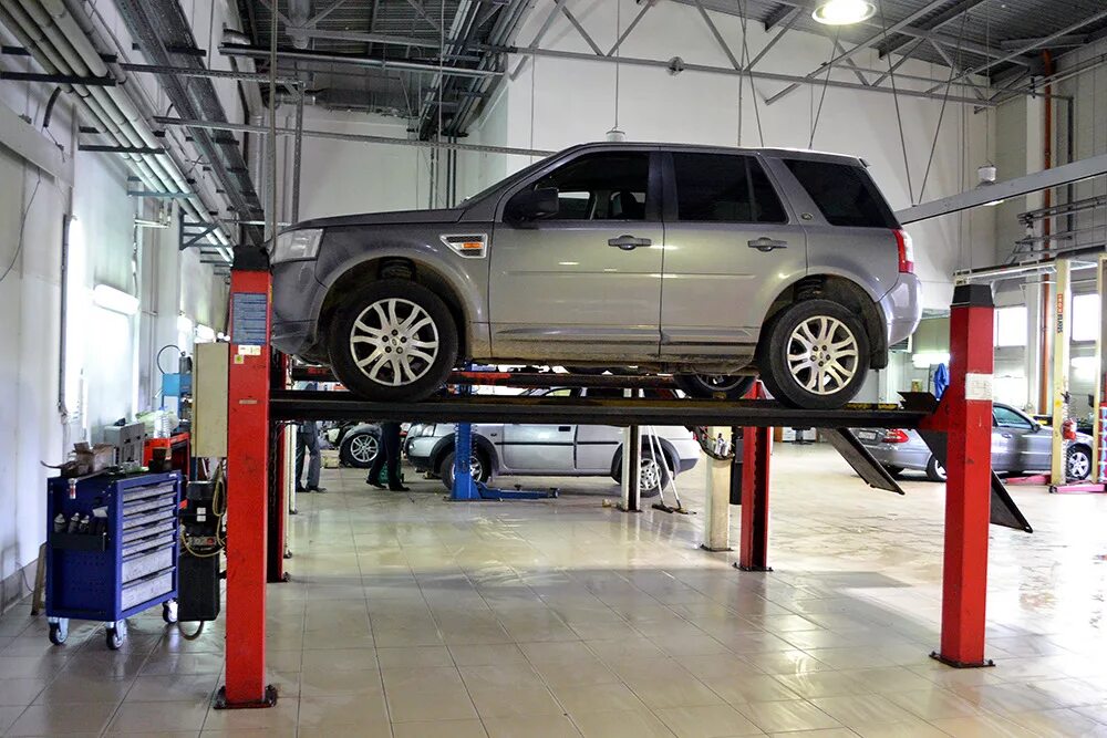 Автосервис land rover. Land Rover Freelander 2. Рендж Ровер на подъемнике. Диагностический ленд Ровер Дискавери 4. Land Rover Diagnostic.