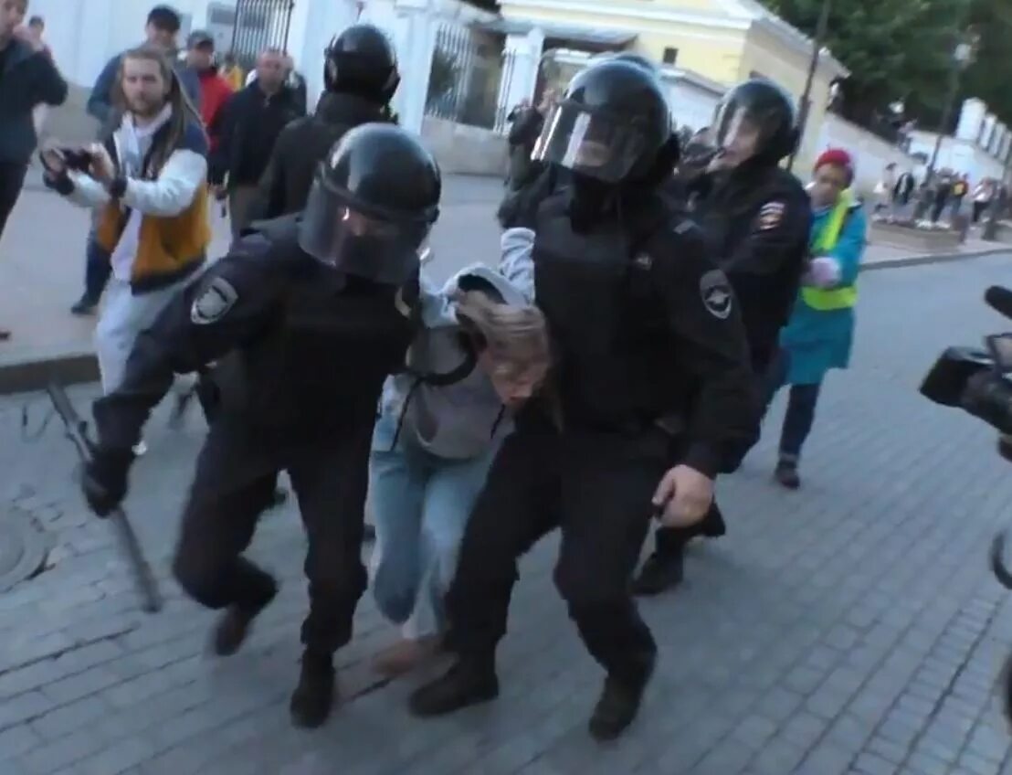 Полиция задержала женщину. Избил девушку полиция. Избил девушку полиция. Маргарита юдина полицейский. Мужчина напал на девочку в подъезде.