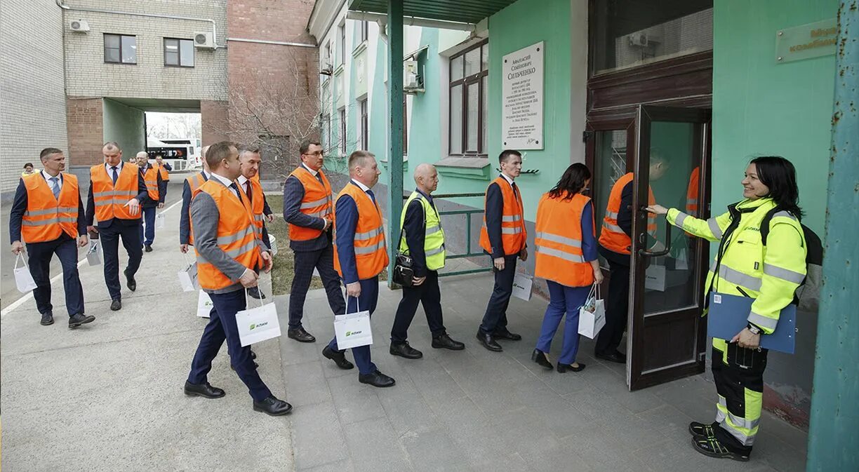 Школа подрядных организаций. Школа подрядных организаций группа Илим. Илим Коряжма отдел охраны труда. Группа Илим Коряжма фото. Сегежа групп и Илим групп на фото логотипы.