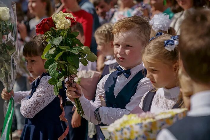 Школа собирает друзей. Дочь собирается в школу средней школы.