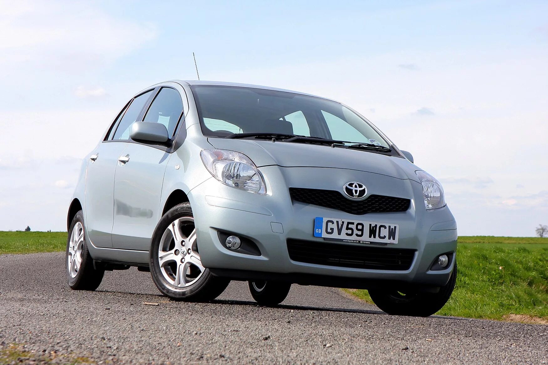 Тойота ярис 2. Toyota yaris 2015. Тойота ярис фреон. Toyota yaris 2011. Тойота ярис 2011г.