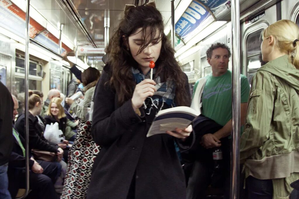 Люди в метро. K.lbdvtnhj. Люди едут в метро. Чтение в метро. Она читает в метро