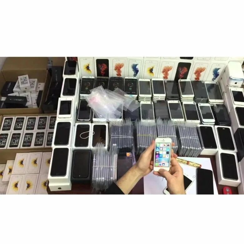Магазин списанной техники apple за 0. Много айфонов. Склад айфонов. Коробки айфонов. Много айфонов в коробках.