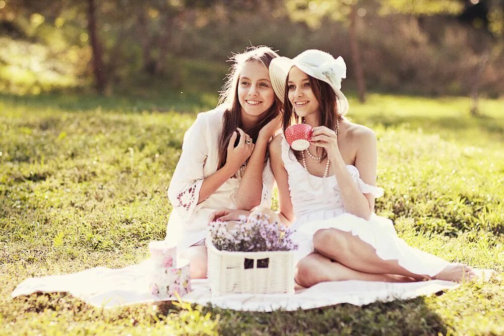 фотосессия пикник на природе. пикник с подружками. пикник подруга. пикник на природе. пикник подруга.